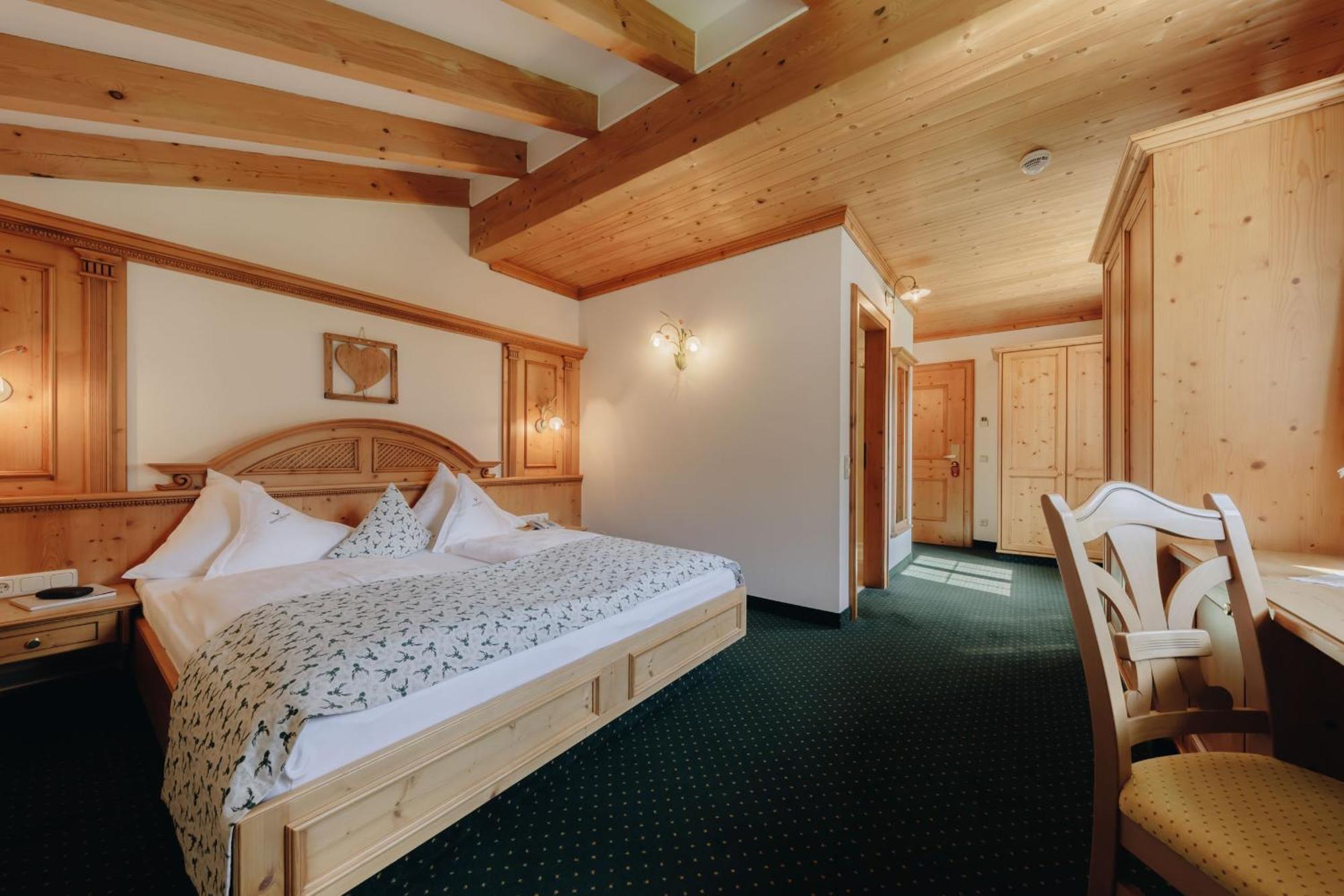Hotel Hirschen Silbertal Exterior photo